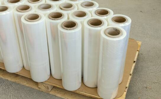 Jak folie termokurczliwe wspierają ochronę produktów podczas transportu?