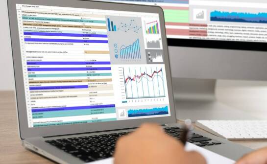 Kluczowe korzyści z wykorzystania benchmarkingu w ocenie mediów