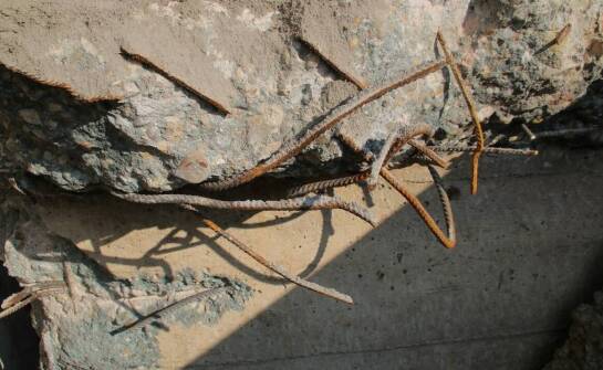 Przebicie w konstrukcjach żelbetowych – kluczowe aspekty bezpieczeństwa i trwałości