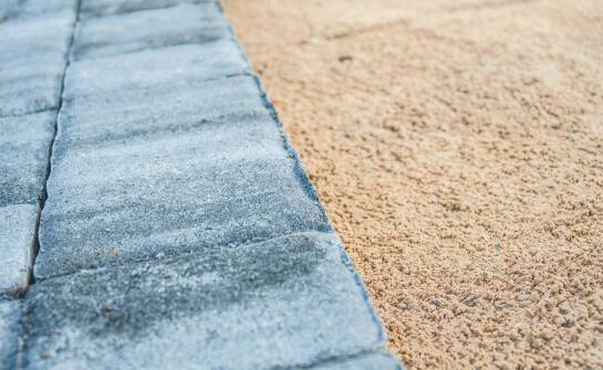 Zalety dachówki z kruszywem naturalnym w projektach inwestycyjnych