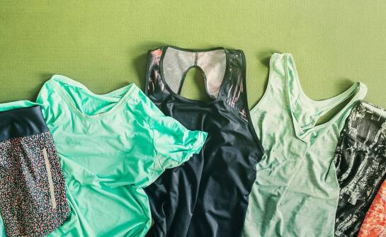 Jakie dodatki w strojach do biegania męskich są najbardziej przydatne?