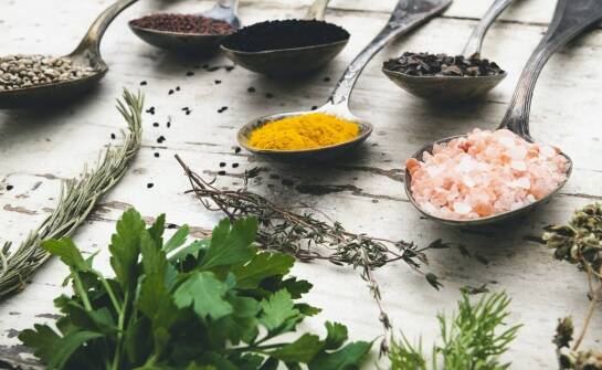 Dlaczego warto wybierać naturalne przyprawy do codziennego gotowania?