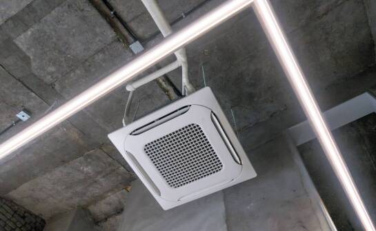 Klimatyzacja sufitowa a zarządzanie temperaturą w pomieszczeniach konferencyjnych