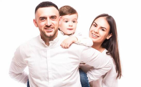 Wybór odpowiednich ubrań do sesji rodzinnej na czarnym tle