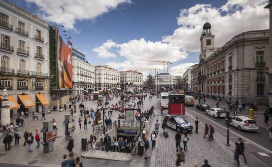 Jakie są zalety życia na osiedlu śródmiejskim w kontekście dostępności usług?