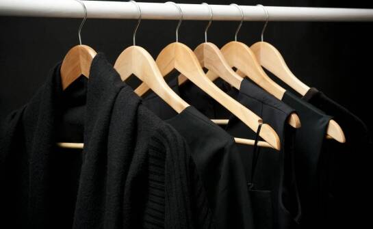 Czarne spodnie goodies – modna alternatywa dla klasycznych jeansów