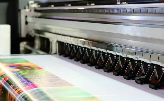 Druk offsetowy na tworzywach: kluczowe korzyści dla branży reklamowej