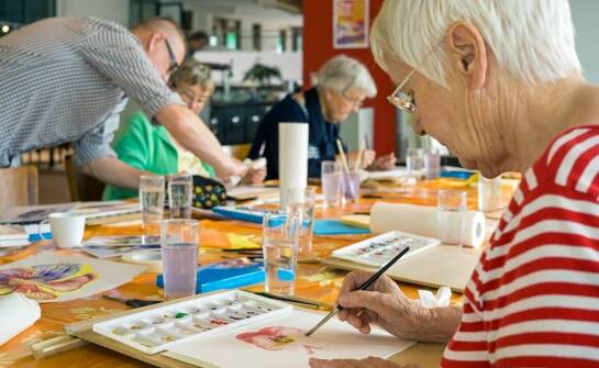 Jakie zajęcia plastyczne oferowane są mieszkańcom ośrodka dla osób leżących?