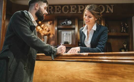 Jakie korzyści przynosi regularne serwisowanie stacji czołowej w hotelach?