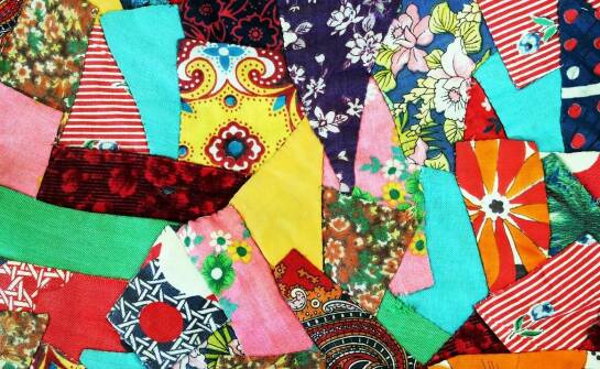 Jakie kolory i wzory dominują w ofercie stolików mozaika?