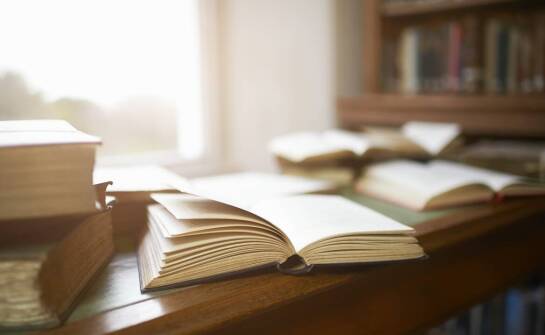Jakie książki o wartości historycznej można sprzedać w skupie starych książek?