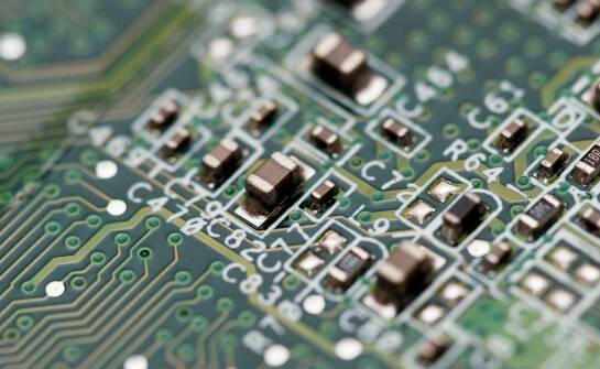 Dlaczego technologia mikroprocesorowa jest kluczowa dla bezpieczeństwa ładowania?