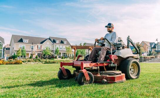 Jakie są kluczowe różnice między traktorkami ogrodowymi różnych marek?