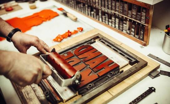 Techniki druku sitodrukowego a ich zastosowanie w produkcji naklejek