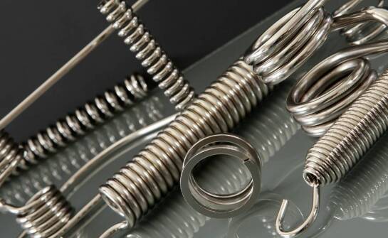 Znaczenie sprężyny spiralnej płaskiej w redukcji drgań w przemyśle morskim