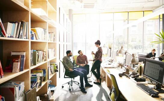 Jak biuro tłumaczeń wspiera tłumaczy w zarządzaniu dokumentacją?