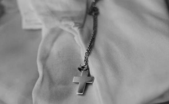 Jakie cechy powinien mieć idealny wisiorek damski na co dzień?