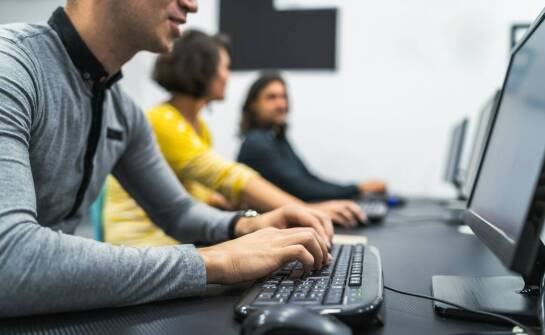 Jakie aspekty są kluczowe przy wyborze biura tłumaczeń niderlandzki do projektów IT?