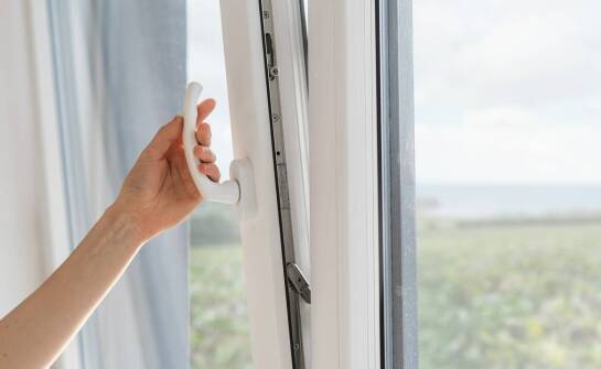 Jak wybór odpowiednich okuć wpływa na trwałość okien PVC?