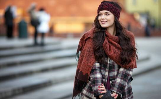 Jak komponować stylizacje zimowe, które łączą ciepło z elegancją?
