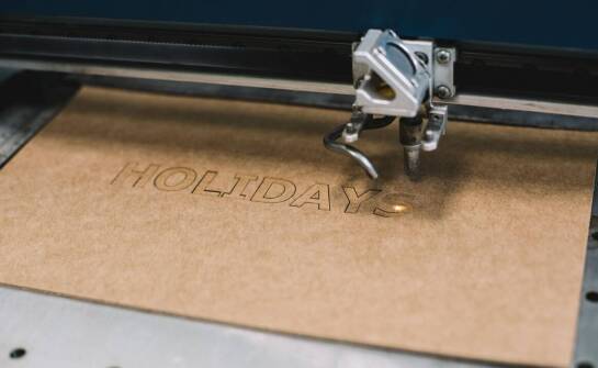 Personalizacja metek kartonowych z dziurką – jak dostosować je do potrzeb marki?