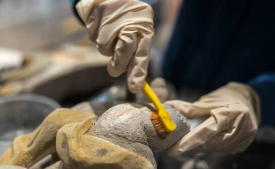 Jakie są etapy profesjonalnej naprawy pomnika urnowego?