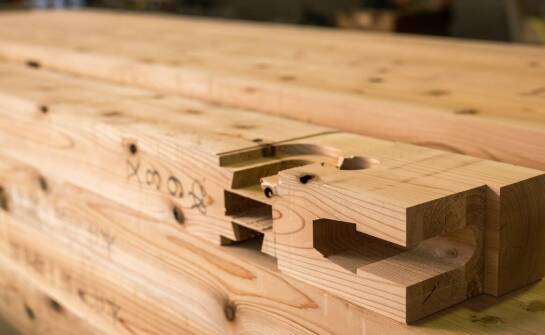 Jak producent więźby dachowej może pomóc w spełnieniu norm budowlanych?