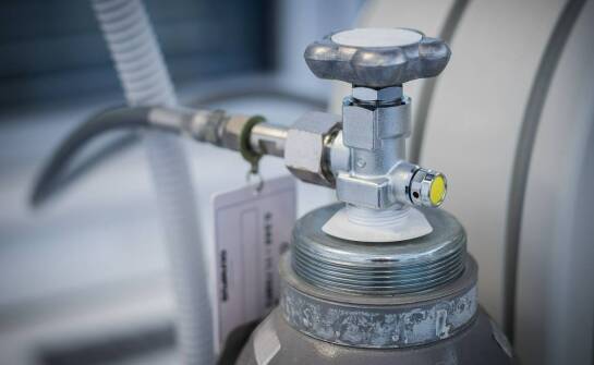 Wypożyczanie reduktorów do helu – jak ułatwiają napełnianie balonów?