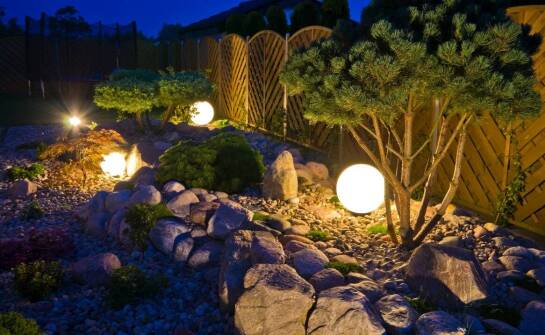 Jak oświetlenie ogrodowe współgra z nawierzchnią z kostki brukowej?