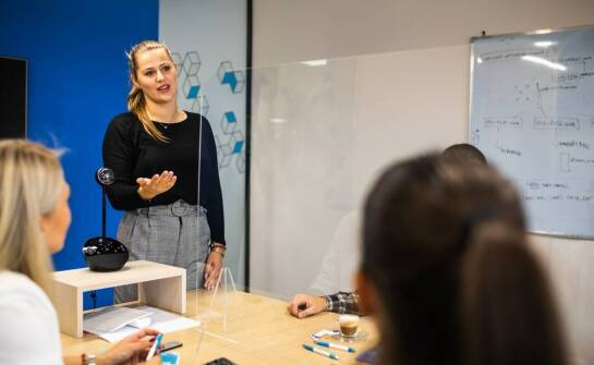 Rola prezentera plexi w strategii wizualnej firmy