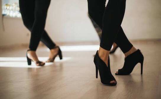 Zmysłowe choreografie z krzesłem: jak wykorzystać je w pole dance?