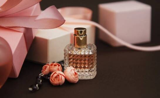 Zastosowanie nowoczesnych materiałów w produkcji opakowań na perfumy