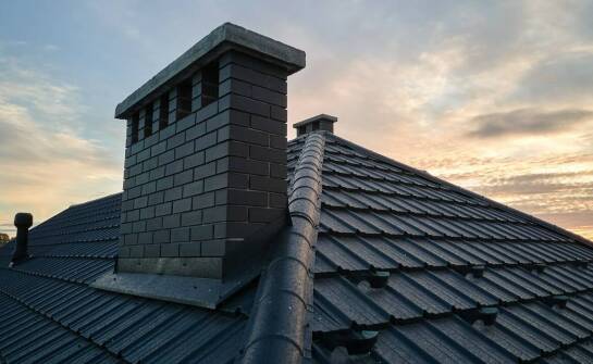 Dlaczego warto zainwestować w obróbkę komina przy użyciu blachy trapezowej?