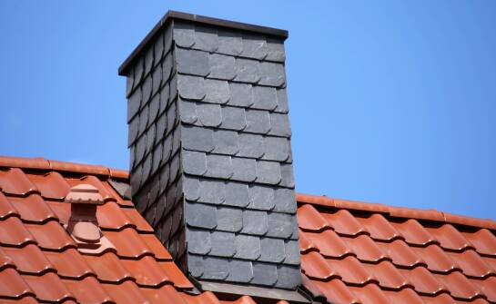 Obróbka komina a bezpieczeństwo konstrukcji – rola blachy
