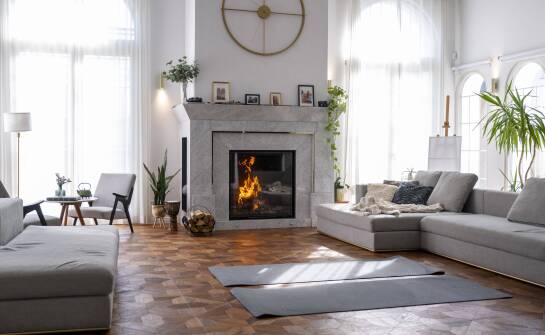 Jak zorganizować przestrzeń wokół kominka w salonie?