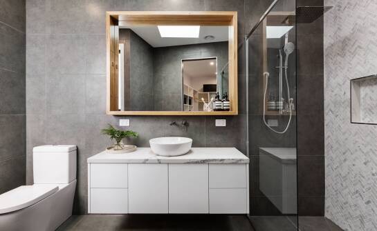 Optyczne efekty luster na wymiar – jak je wykorzystać w małych wnętrzach?