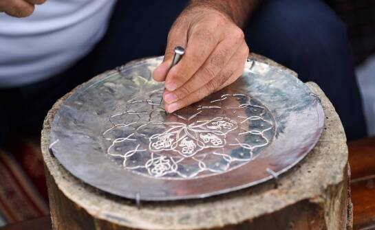 Jak precyzyjny grawer na plexi wspiera proces tworzenia unikalnych urn?