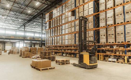 Rola pojemników magazynowych w automatyzacji procesów logistycznych