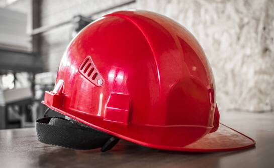 Kaski z systemem wentylacji – jak poprawiają komfort użytkowania?