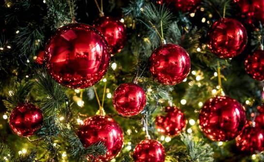 Sztuczny wrzos w dekoracjach bożonarodzeniowych – pomysły i inspiracje