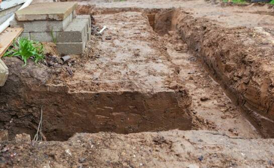 Przygotowanie fundamentu pod kostkę – ile cm piasku jest naprawdę potrzebne?