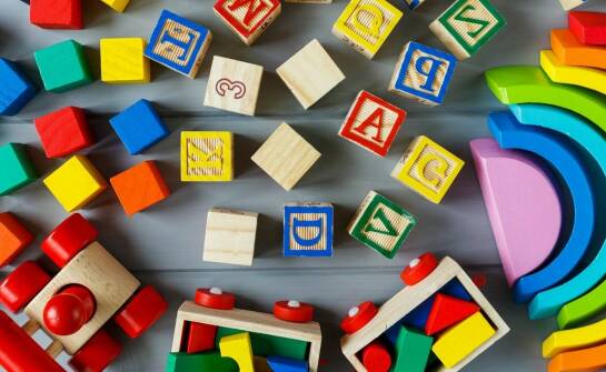 Puzzle edukacyjne z dużymi elementami – jak wspierają naukę samodzielności?