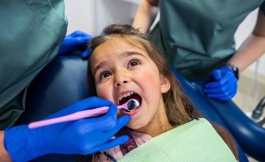 Jak przebiega kompleksowy przegląd jamy ustnej u dziecka?