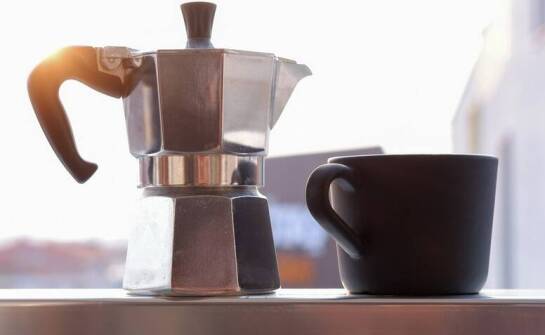 Jakie są najnowsze trendy w designie kawiarek, na przykładzie Bialetti Rainbow?