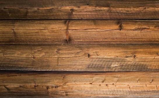 Krzyż drewniany na ścianę jako symbol wiary i tradycji chrześcijańskiej