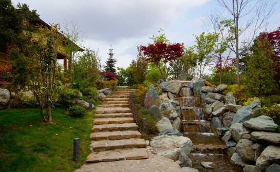 Wybór zbiornika na wodę deszczową a planowanie przestrzeni na działce