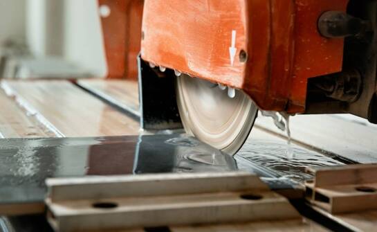 Jakie parametry techniczne są kluczowe przy wyborze maszyny do cięcia granitu na mokro?