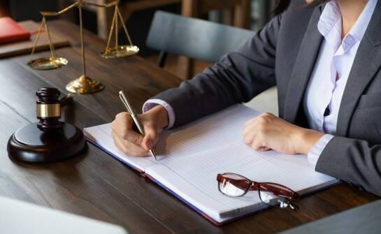 Jak prawnik wspiera klientów w sprawach administracyjnych po rozwodzie?