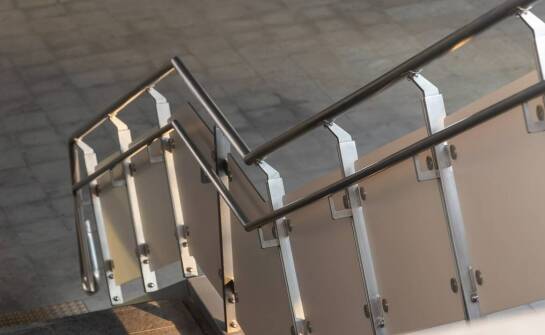 Jak dobrać maskownice do balustrad inox, aby zachować spójność stylistyczną?