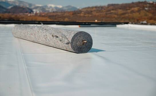 Geowłókniny w zielonych dachach: ich rola w stabilizacji i ochronie roślinności